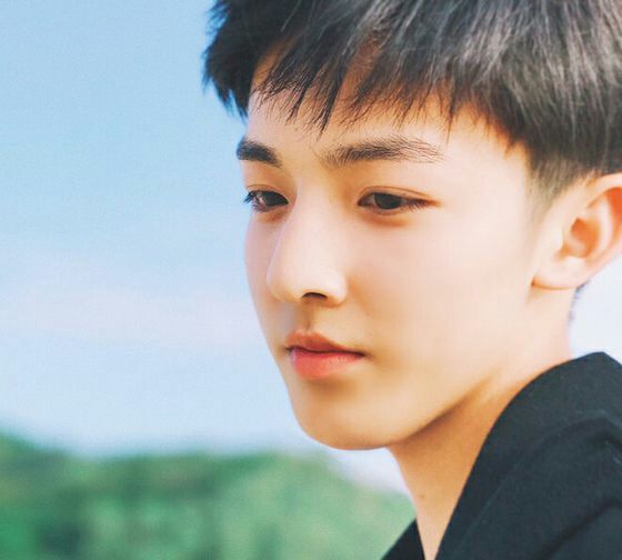 组图:有点小可爱的忧郁00后男生,满满的青春味道,颜值太高了!