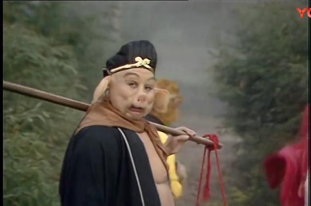 西游记珍贵剧照:猪八戒也有至尊宝那般转身回望,可那不是爱情!