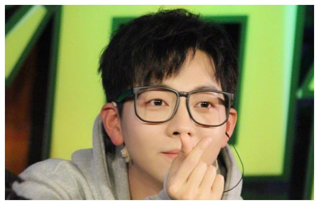 胡夏唱歌仪态被评委无情吐槽