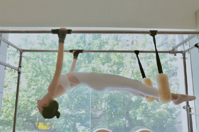 张韶涵晒健身照,空中一字马,展露纤细身材