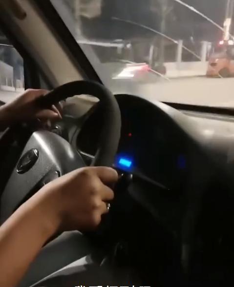 四川南充女司机夜间行驶男子坐副驾让她开灯女子我看得到