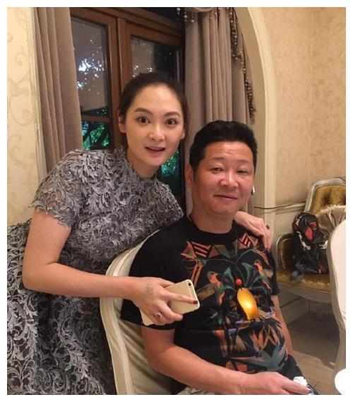 一个拿影帝,一个隐退养鸡身价过亿娇妻在怀|赵亮|三德|吴军_新浪新闻