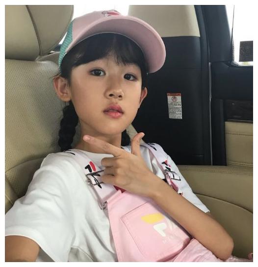 有一种"大长腿"叫陆毅的女儿,遗传父母完美基因,网友:好羡慕