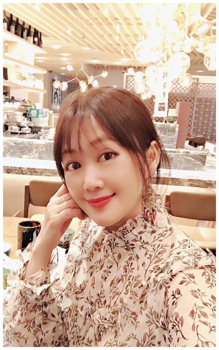 "古装皇后"梁小冰穿裙子跳舞卖萌,51岁依然美如少女