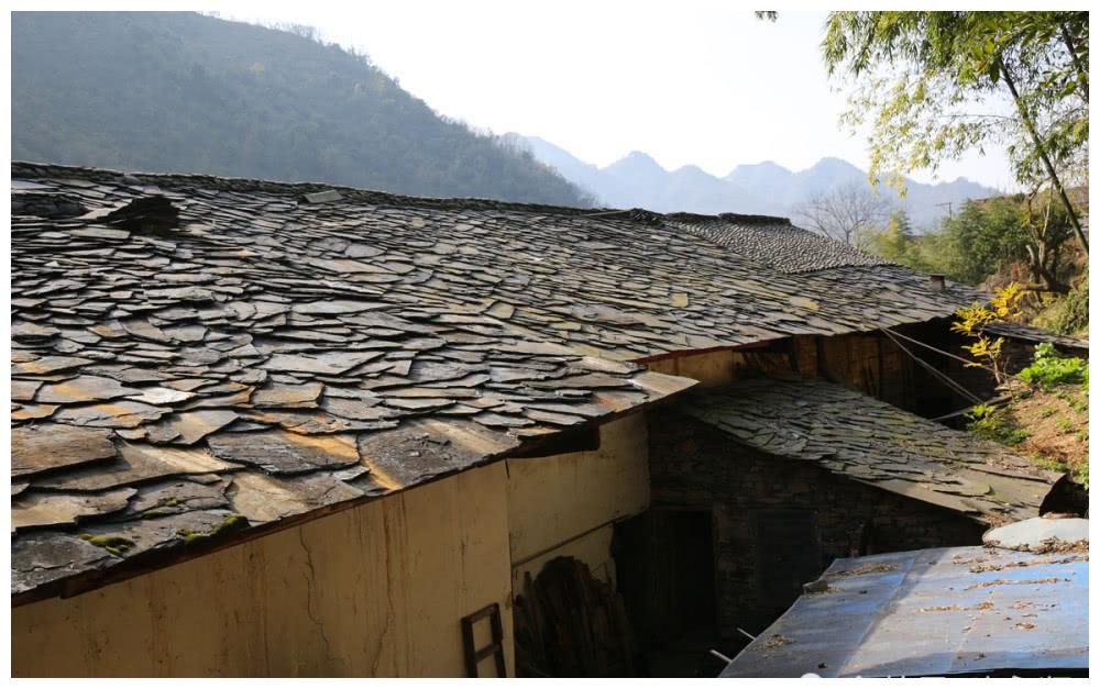 大山里的百年石板房大院,以前住着200多人,如今只有几人留守
