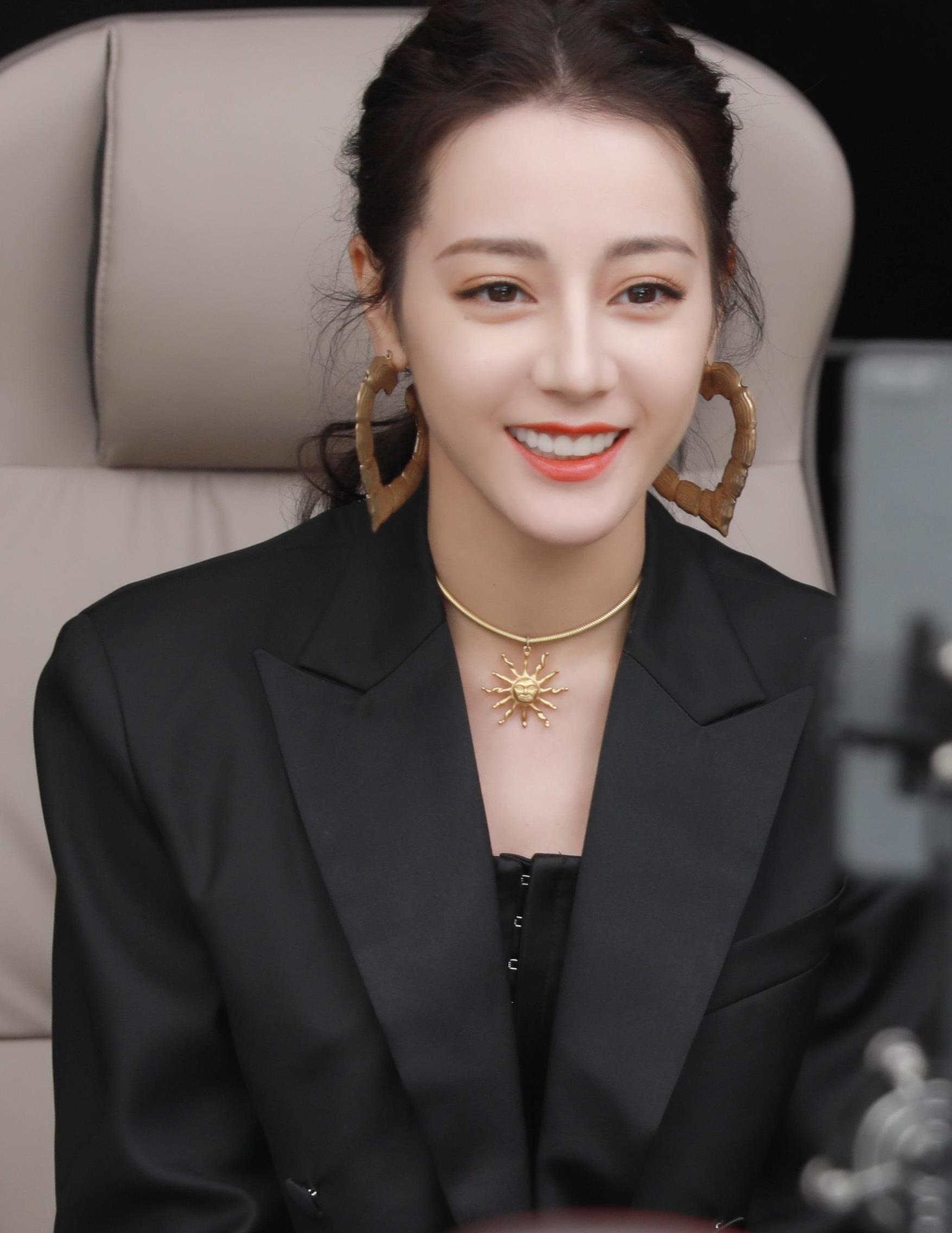 迪丽热巴起床头发型亮了,略显凌乱却慵懒迷人,网友:太随意吧?