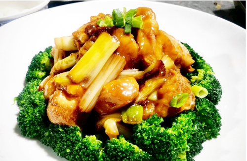 烧肉配墨鱼网脆片,慢熟烟熏牛小排,葱烧猴头菌