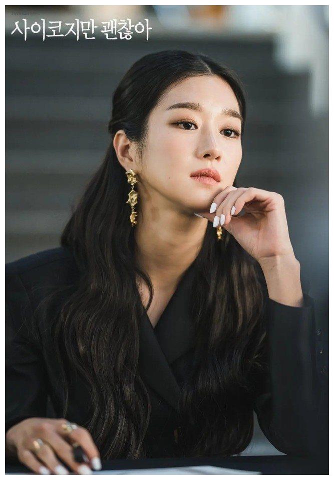 在这个时候,他遇到了有反社会人格障碍的人气童话作家高文英(徐睿知