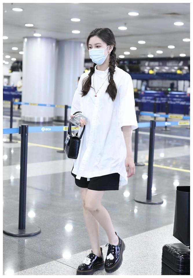 宋妍霏造型清纯简直美成校花