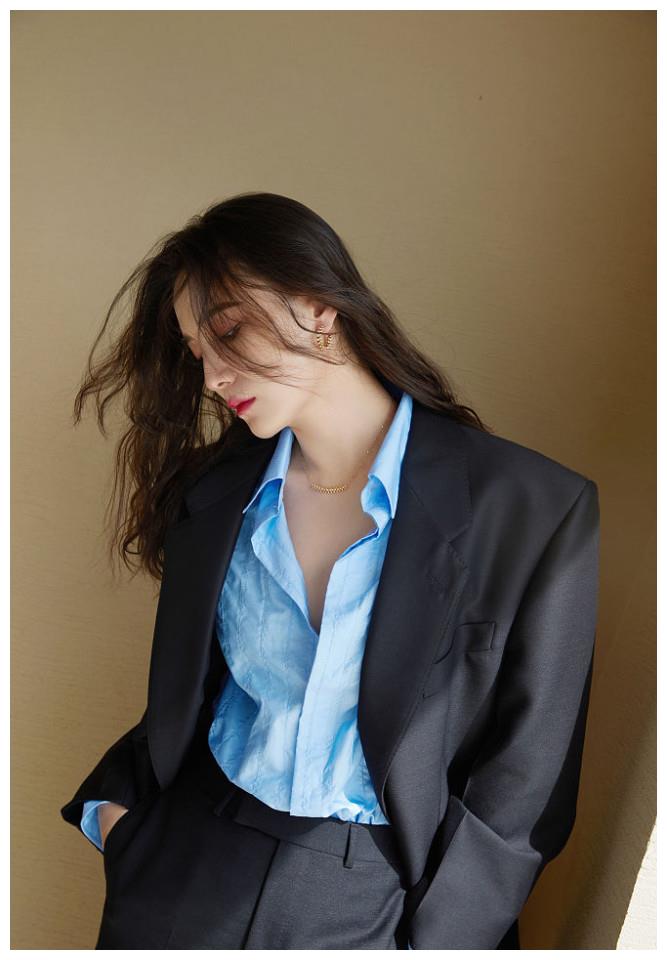 宋佳西服套装帅气利落尽显从容魅力 蓝衬衫搭飘逸长发气质绝佳