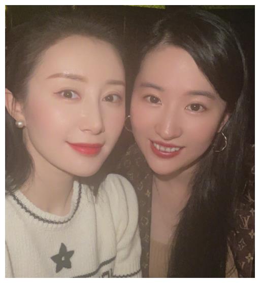 34岁刘亦菲与舒畅再聚,贴脸合照笑容神同步,十八年闺蜜情不变|刘亦菲