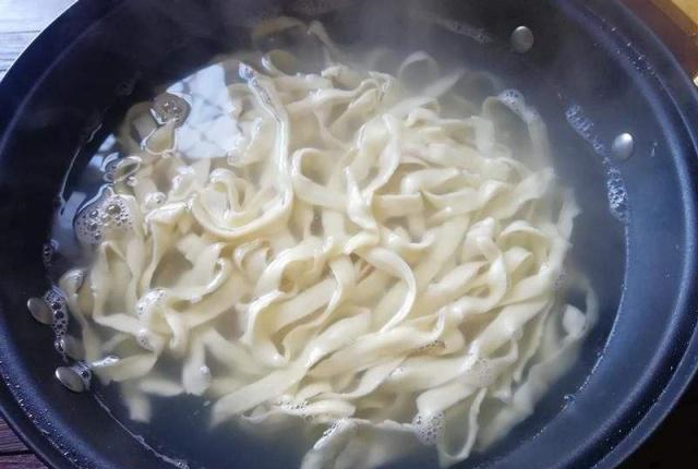 做油泼面时,只要掌握了这个“诀窍”,做的油泼面香味四溢更好吃休闲区蓝鸢梦想 - Www.slyday.coM 做油泼面时,只要掌握了这个“诀窍”,做的油泼面香味四溢更好吃休闲区蓝鸢梦想 - Www.slyday.coM