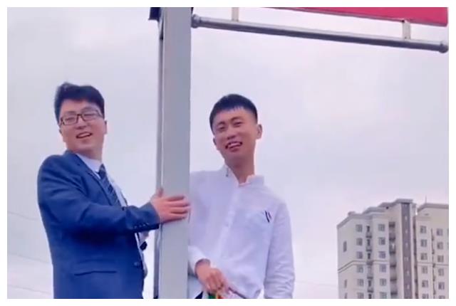 山东俩新郎接亲偶遇到一起，被绑路杆子上喝交杯酒，朋友围观笑疯休闲区蓝鸢梦想 - Www.slyday.coM