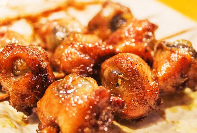 在烧烤食材里，“烤猪眼”是一款怎样的暗黑料理？很多人都不敢吃