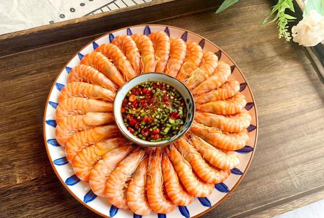 水快开的时候大虾已经变色,这时候关火焖2分钟即可捞出摆盘备用;碗中