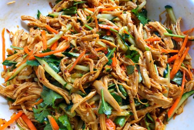 凉拌鸡胸肉这样做味道特别棒照着做保证家人抢着吃