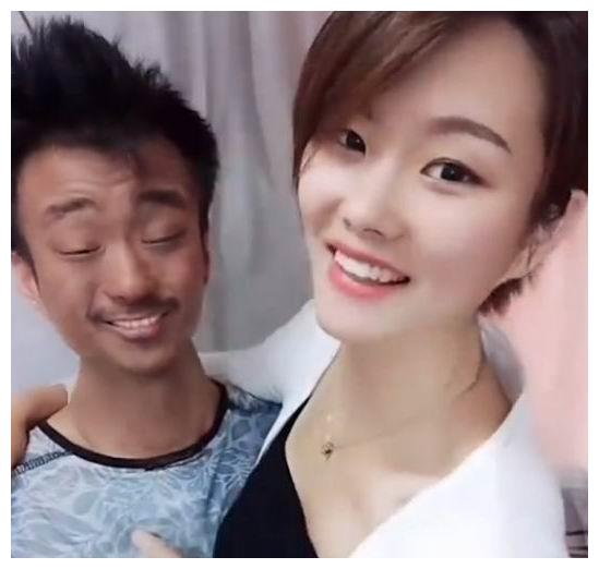 80后丑男娶年轻漂亮妻子,坐拥百万粉丝,成为吃到天鹅肉的癞蛤蟆