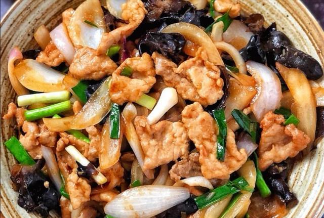 洋葱木耳溜肉片(教你一道香糯有味,好吃下饭的美味小炒).