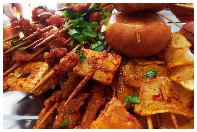 街头小吃油炸串串夹馍,好吃到停不下来(11)街头小吃