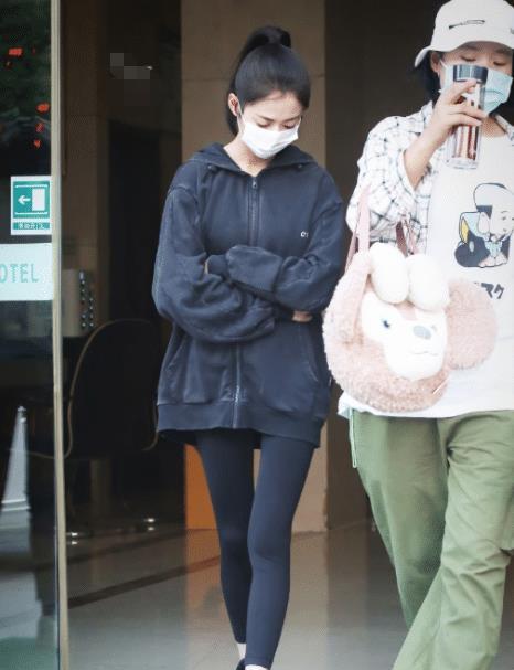 陈钰琪减肥过度,机场穿健身裤显"火柴腿",网友:有70斤吗_高清图集