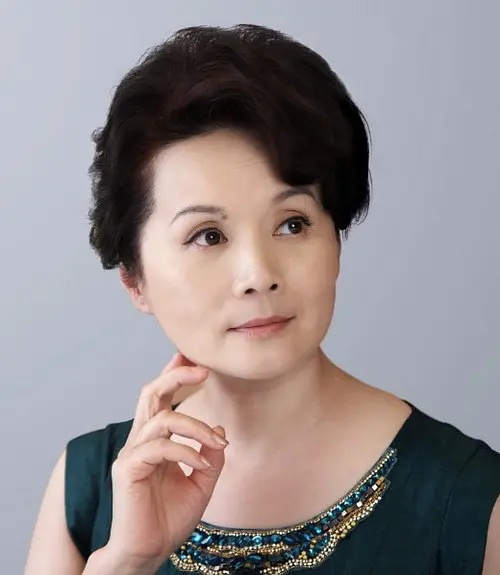 还有吴竞,王华英,屠茹英等人,都是上海影视界鼎鼎有名的演员.