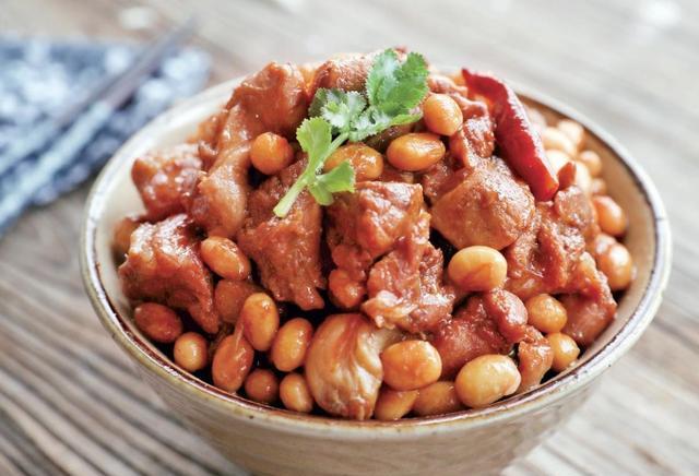 要想把黄豆鸭做得好吃掌握这两个小窍门鸭肉不腥紧致有嚼劲