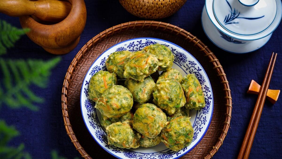 一点的食用油,大火加热把油温烧热,然后换成小火,放入做好的茼蒿丸子