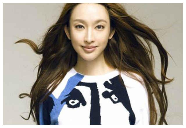 其实娱乐圈里面还有很多像志玲姐姐这样被很多人称为花瓶的人,比如说