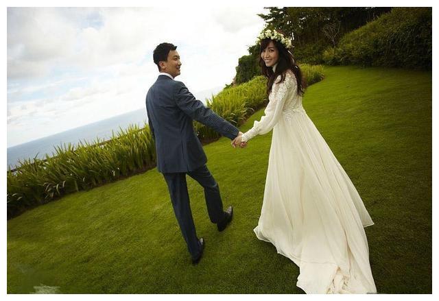 侯佩岑嫁大自己4岁的黄伯俊被老公宠成公主一家四口很幸福