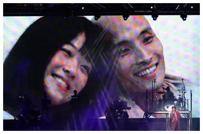 感动 Tvb男星因癌不幸病逝三个月 未婚妻忍痛举办展览圆婚礼梦 梁钊峰 婚礼 未婚妻 新浪新闻