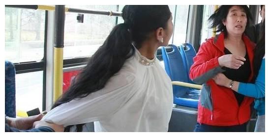孩子地铁上没让座，被老人大骂没教养，宝妈霸气回怼被所有人夸赞休闲区蓝鸢梦想 - Www.slyday.coM