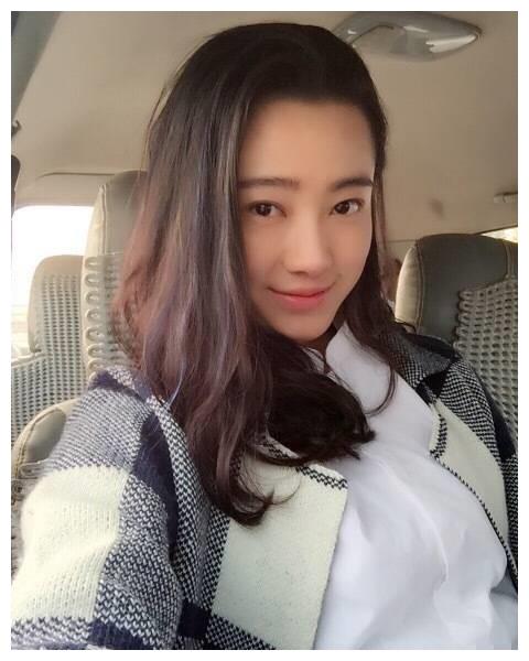她16岁成了赵本山的干女儿,却与老师传出绯闻,33岁终于名花有主