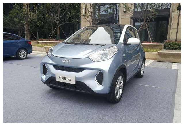 丰田普拉多强行变道遭小蚂蚁怒怼,车皮被撞坏,车主看完抬不起头