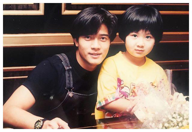 叶元帅孙女叶晴晴官宣怀孕喜讯,手托五个月孕肚满眼母爱超幸福