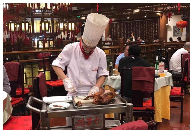 全聚德传承百年烤鸭端上国宴火爆全国而今为啥却跌落神坛