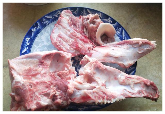 用猪头骨炖鲜黄豆汤?不起眼的食材,做出出众味道的美食!