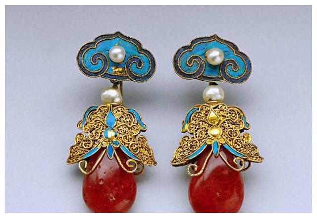 如意云纹是中国优秀的传统纹样,其源头与春秋时期云纹和如意器物有