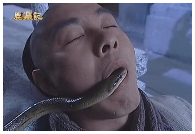 张卫健拍戏时真蛇爬进嘴,吴京成龙也曾险丧命,网友:老演员太拼