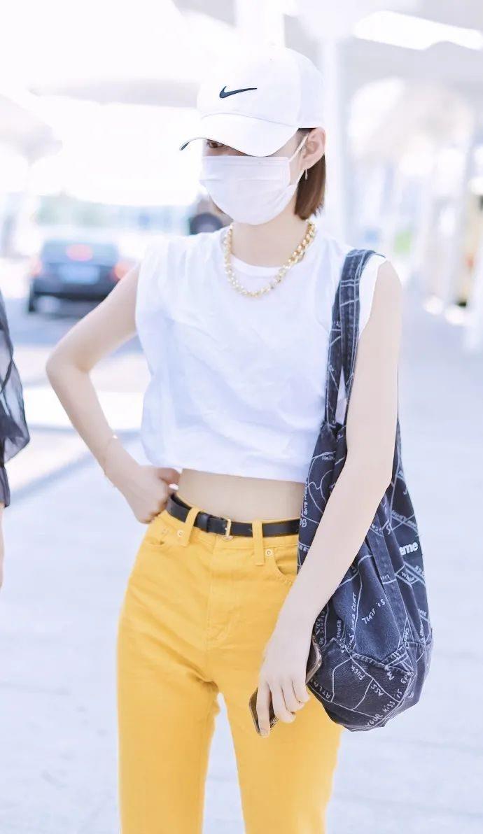 段奥娟这是瘦了多少穿露脐装配工装裤小蛮腰看得人太羡慕了