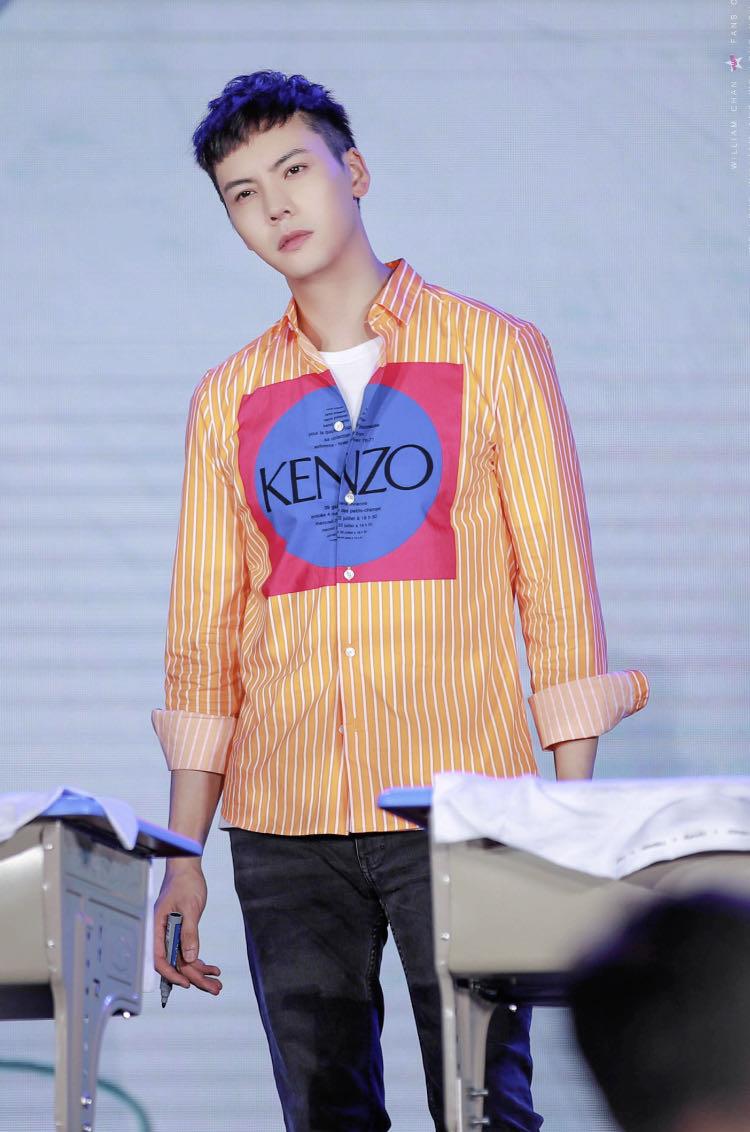 陈伟霆透明外套配牛仔裤潮到爆,背头配甜笑好"暖"__财经头条