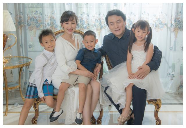 两人不顾家里父母的反对还是结婚了,还好郭靖宇的事业越来越好,岳丽娜