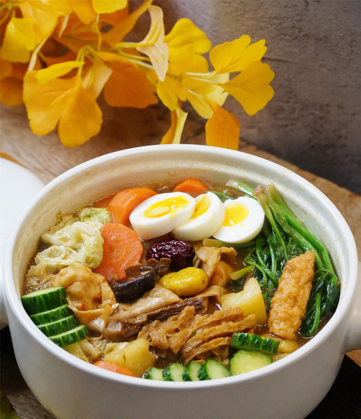 天太冷,炖了一锅"素焖锅",不值钱,热腾腾老香了,全家吃过瘾