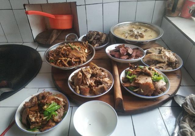 山区农村人有多爱吃咸货看我舅舅家这一桌子菜你就明白了