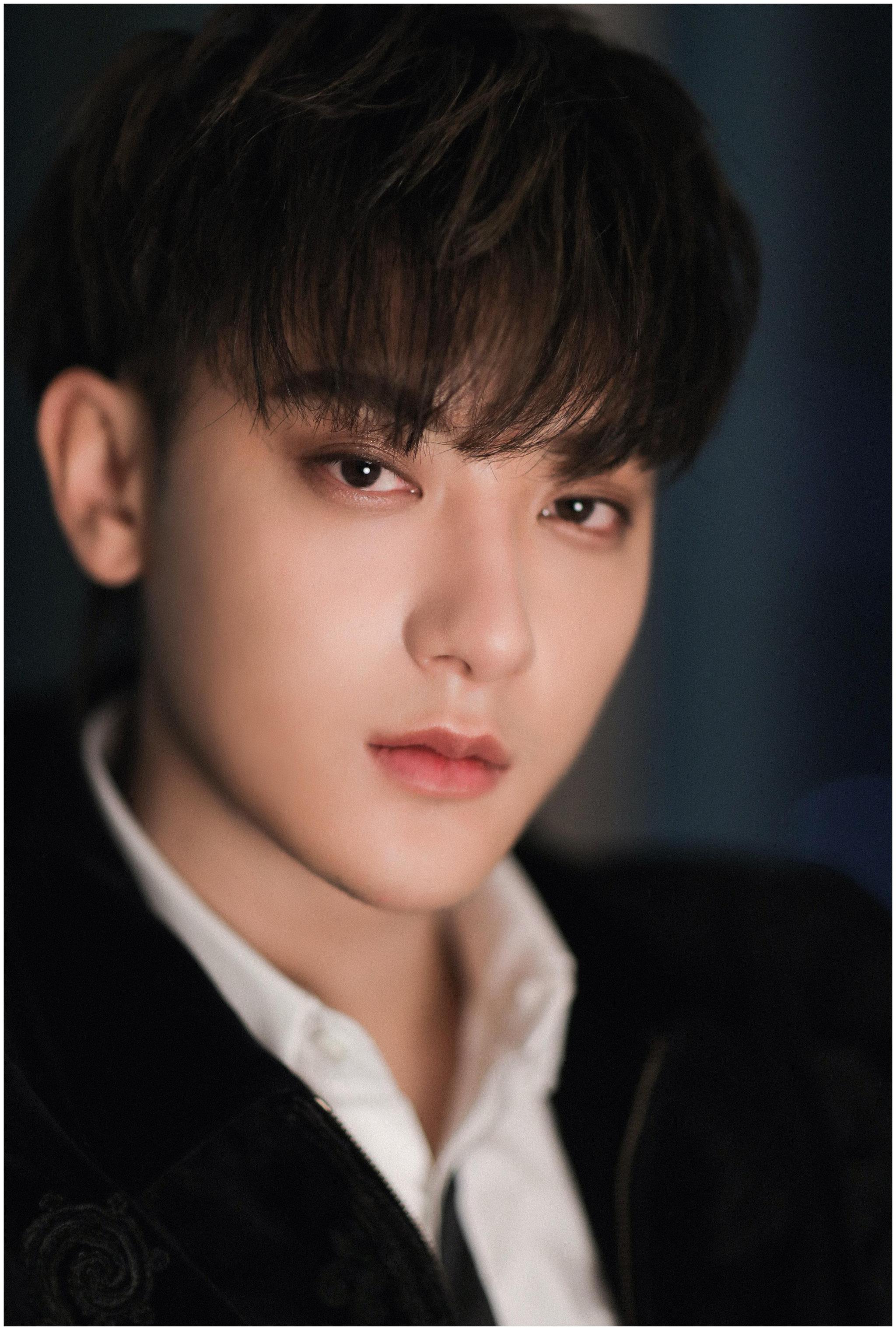 黄子韬晚会首唱新歌朋友圈向观众salute敬礼火爆出圈