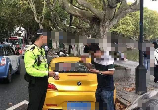 交警查车喜欢摸车屁股？老司机：都是套路，不必大惊小怪