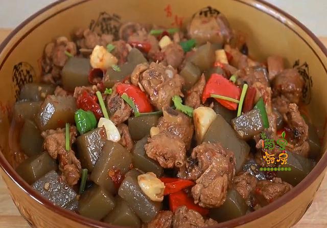 分享魔芋烧鸭家常做法,鸭肉鲜辣过瘾,魔芋劲道爽滑
