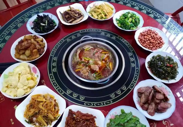 湖北美食天堂鄂西长阳土家族的饕餮美食腊蹄子格子肉