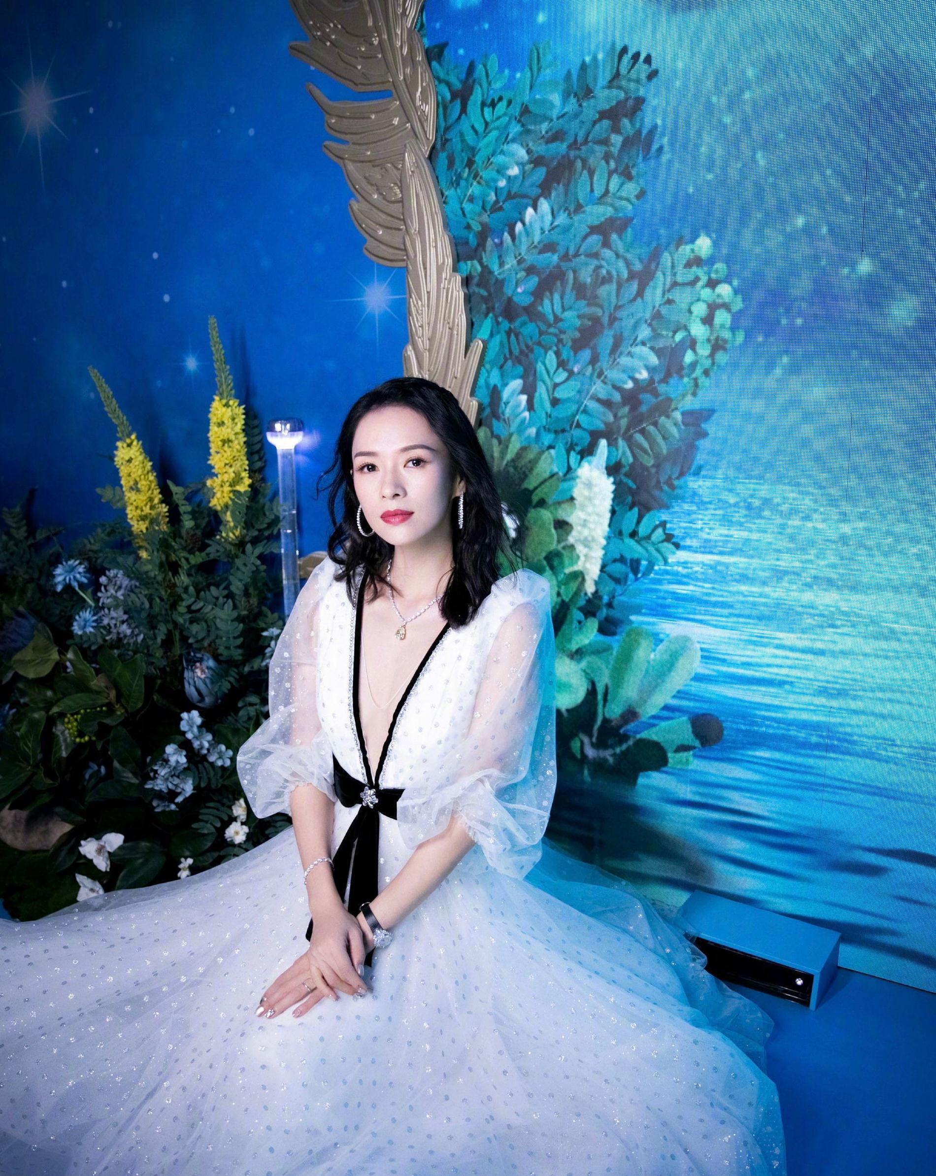 章子怡久违晒新照,白色波点透视纱裙深v领,仙气中透着小性感_高清图集