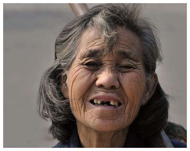 母亲60岁大寿，闺女送来一对镯子，次日母亲赶集却被道士拦住去路休闲区蓝鸢梦想 - Www.slyday.coM