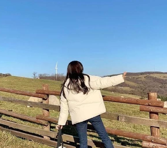 小可爱们拍全身照的的时候,记得把人放在下半边,头顶留三分之二的空白